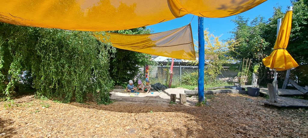 Kinder im Sandkasten