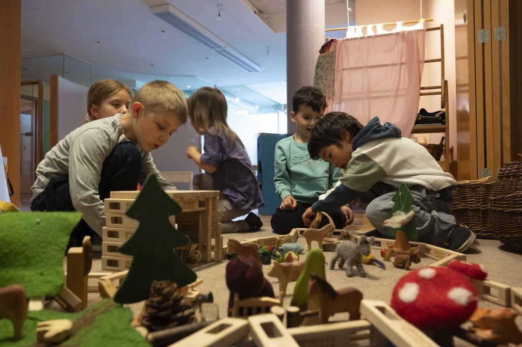 Kinder im Kindergarten beim Freispiel