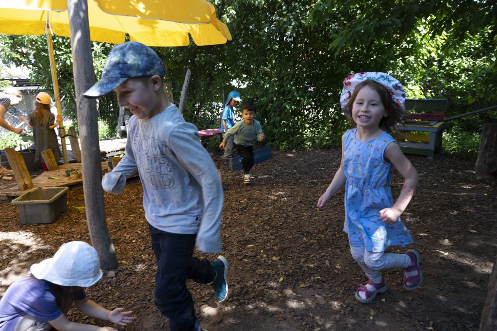 Kinder im Garten