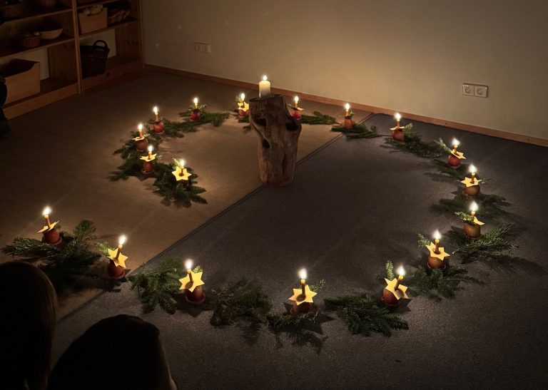 Kinder beim Adventsgärtlein